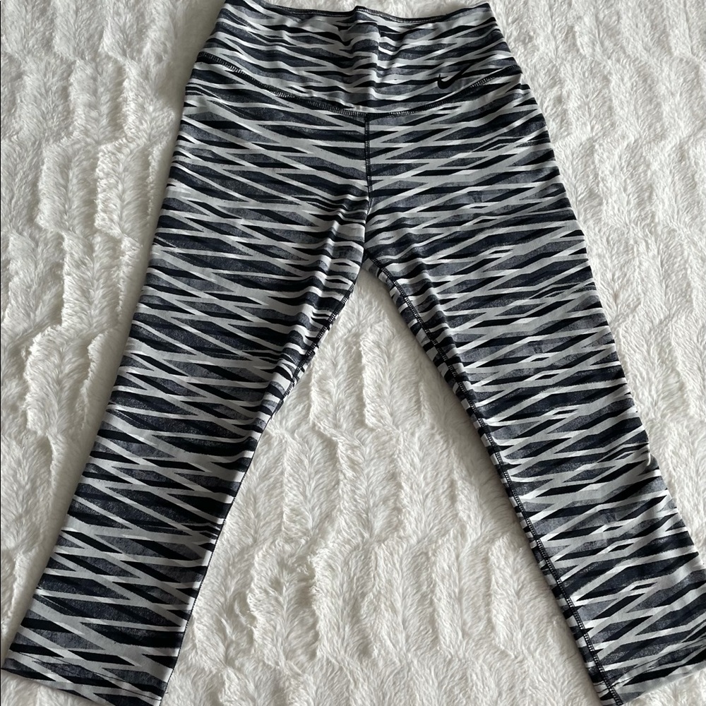 Nike Women's High waisted Cropped Leggings Dri-Fit Size Small